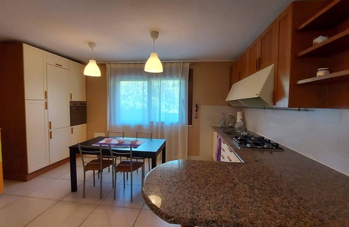 Poggio dei Pini Casa | Villa Luigi: Alloggi Indipendenti in Villa con Parcheggio e Giardino