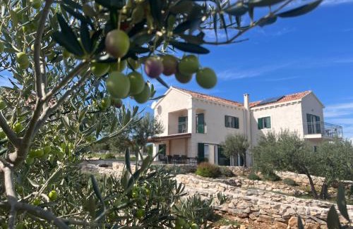 Pucisca Villa | Villa Luisa für bis zu 8 Personen mit Pool, Klima, Grill, Tischtennis, Boccia