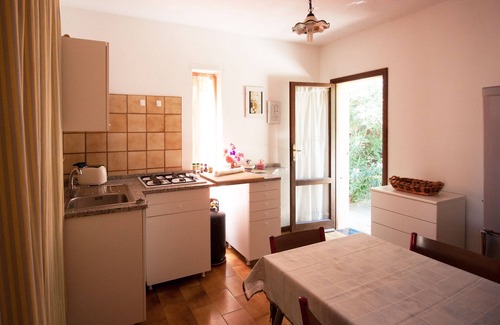 Solanas Villa | Villa Luisella a 200 metros del mar, estacionamiento reservado con jardín
