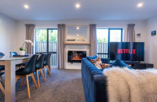Arthur's Point Casa | Villa Lusso - unwind in luxury and relax in the hot tub