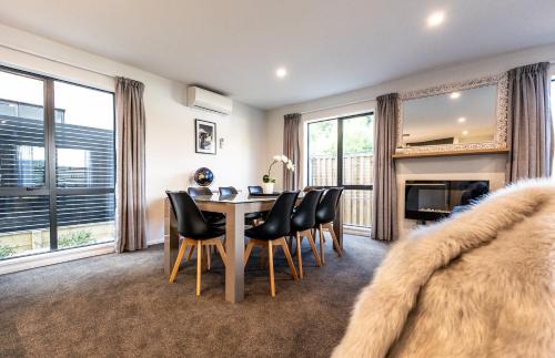Arthur's Point Casa | Villa Lusso - unwind in luxury and relax in the hot tub