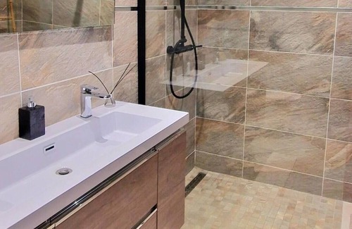 Centre Ville Otro | Villa Luxe & Spa Un Bijou de Confort Près de Saint-pierre, Parfait Pour 6 Pers
