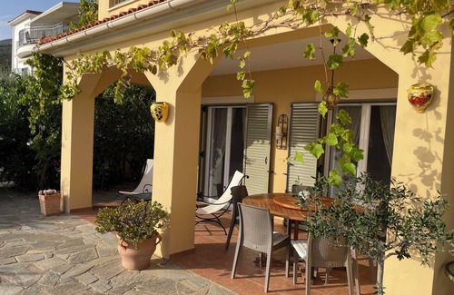 Mousata Villa | Villa Familia con piscina privada, el mar y las montañas, WiFi