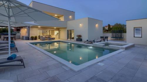 Sikici Villa | VILLA MAKO, die moderne Luxus-Villa mit Swimmingpool und Whirlpool in ruhiger Vorort-Lage von Pula