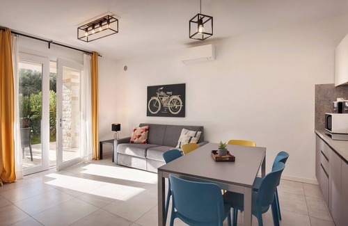 Cisano Apartamento | Villa Manzoni APTO 1, Villa Manzoni APT 1 - appartamento in villa con piscina