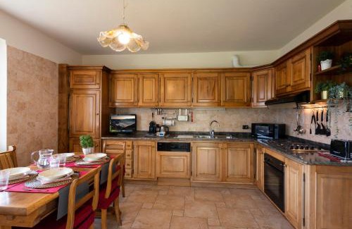 Aosta Apartamento | Villa Mara - Aosta - 200 mq - WiFi - Jacuzzi - Parcheggio - Giardino