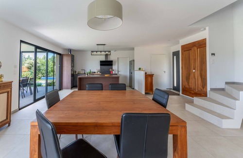 Cabrieres-d'Avignon Villa | Villa 'Mas Mayflower' con vistas a la montaña, Wi-Fi y aire acondicionado