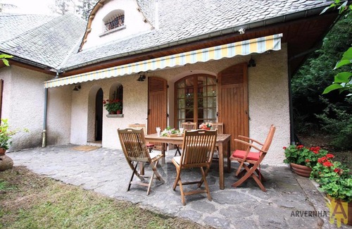 Besse-en-Chandesse Casa | Villa Mayabell