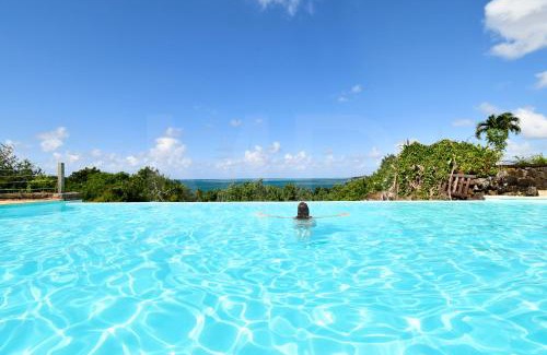 Trou d'Eau Douce Casa | Villa Maya oceanfront with pool, jaccuzzi, wifi, jets in bathroom