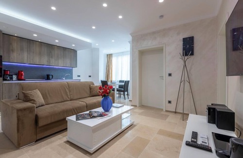 Hollerich Apartamento | Villa Medici 22 Two-Bedroom Apartment with Spa Bath