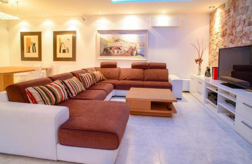 Bahía de San Antonio Villa | Villa Melody