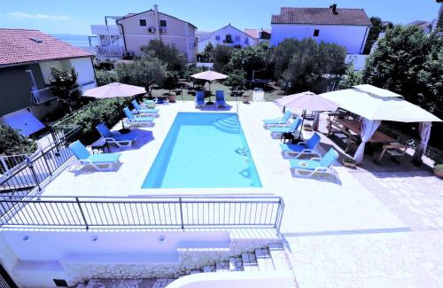Businci Villa | Villa Mendula Trogir - Luxury villa by the beach - heated pool - lush green garden