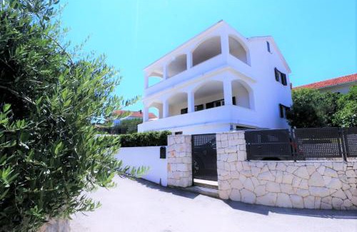 Businci Villa | Villa Mendula Trogir - Luxury villa by the beach - heated pool - lush green garden