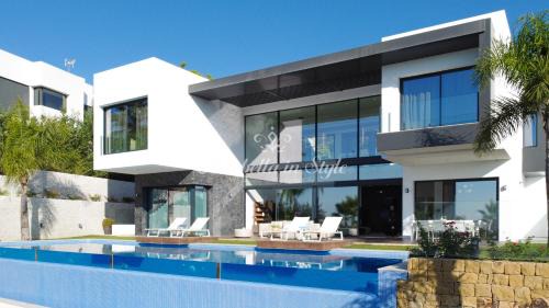 Nueva Milla de Oro Villa | Villa Michaela moderna de súper lujo con piscina y vistas