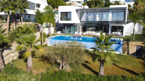 Nueva Milla de Oro Villa | Villa Michaela moderna de súper lujo con piscina y vistas