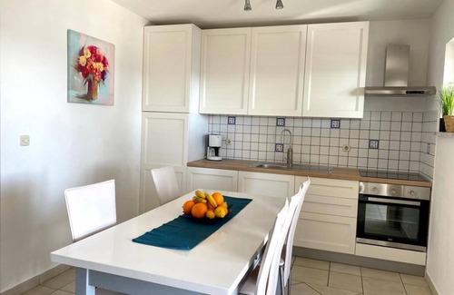 Cesarica Apartamento | Villa Mihaela - Apartamento frente al mar "Ika" con vista al mar y piscina