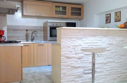 Cesarica Apartamento | Villa Mihaela - Apartamento "Ana" frente a la playa con vista al mar y piscina