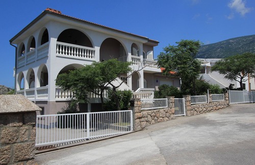 Cesarica Apartamento | Villa Mihaela - Apartamento "Ana" frente a la playa con vista al mar y piscina