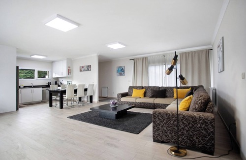 Caldas da Rainha Villa | Villa 'Mila Piscina aquecida e Jacuzzi' con vistas a la montaña, piscina privada y Wi-Fi