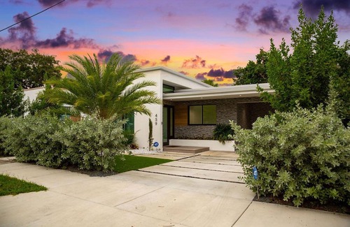 Buena Vista Casa | Villa Milan - Billiards Terrace w Grill Smart TV