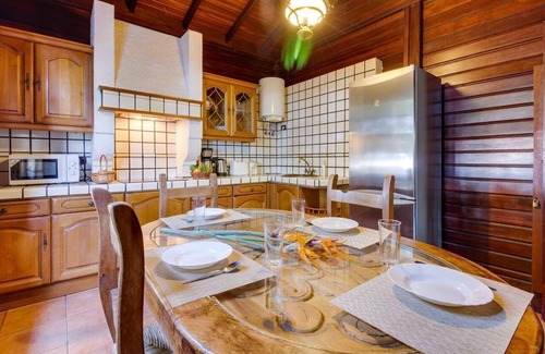 Arafo Villa | Villa Mimosa, vistas a la montaña, piscina, Wi-Fi rápido, jardín y terraza; aparcamiento disponible