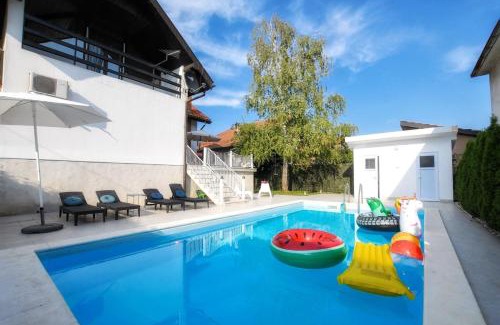 Kladovo Villa | Villa Mina Kladovo, 5-Bedroom Villa with Pool for up to 12 People