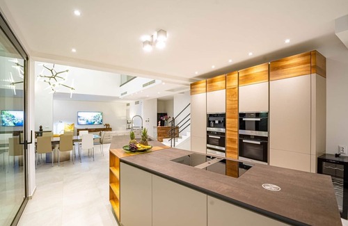 Blato Villa | Villa Miracul con una piscina infinita, WI-FI, aparcamiento, aire acondicionado y suelo radiante y gimnasio junto al mar