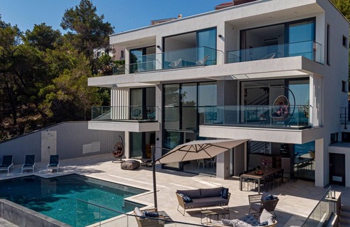 Blato Villa | Villa Miracul con una piscina infinita, WI-FI, aparcamiento, aire acondicionado y suelo radiante y gimnasio junto al mar
