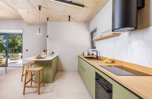 Baderna Villa | Villa Mol - Una impresionante villa contemporánea con una gran piscina privada, jacuzzi y sauna, a poca distancia en coche del mar.
