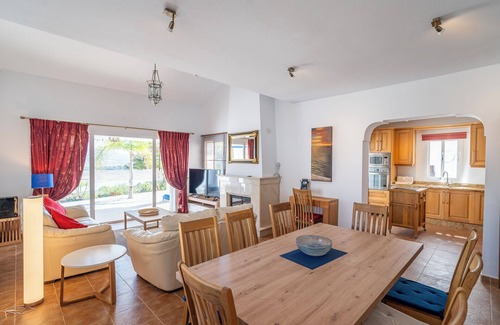 Viñuela Villa | Villa Monterosa con vistas al lago y a la montaña, piscina, jardín y Wi-Fi