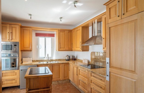 Viñuela Villa | Villa Monterosa con vistas al lago y a la montaña, piscina, jardín y Wi-Fi