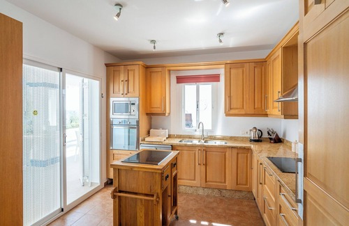 Viñuela Villa | Villa Monterosa con vistas al lago y a la montaña, piscina, jardín y Wi-Fi