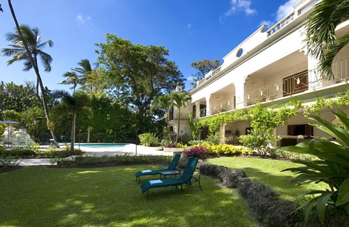 Weston Casa | Villa Moon Reach is located as you drive to the entrance passing the avenue of royal palms
