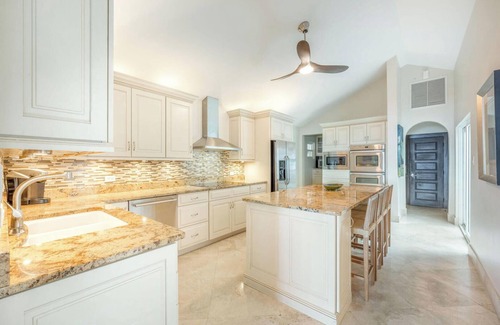 South Sound Casa | Villa Mora: Luxe Beachfront Villa w/ Backyard Snorkeling, Pool, Spa + Outdoor Ki