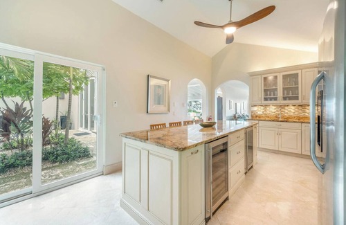 South Sound Casa | Villa Mora: Luxe Beachfront Villa w/ Backyard Snorkeling, Pool, Spa + Outdoor Ki