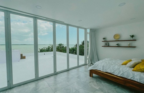 Othón P. Blanco Casa | Villa con Piscina y Jacuzzi Frente a la Playa