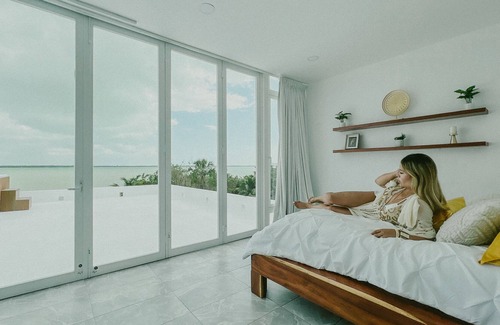 Othón P. Blanco Casa | Villa con Piscina y Jacuzzi Frente a la Playa