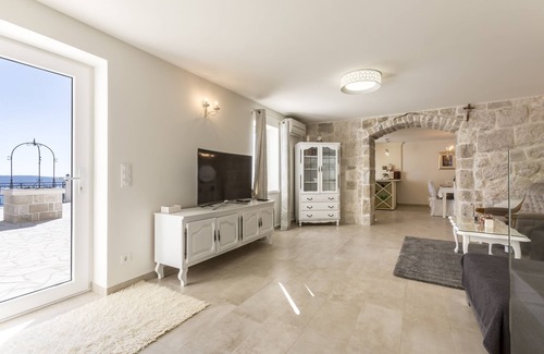 Jesenice Villa | Nueva casa de vacaciones !!! VILLA NARESTE Casa de piedra con piscina y espectaculares vistas al mar.
