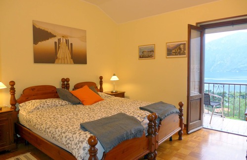 Limonta Villa | Villa cerca de Bellagio, con impresionantes vistas al lago, jardín y estacionamiento privado.