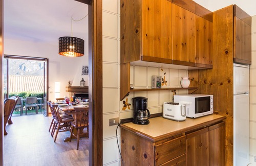 Limonta Casa | Villa cerca de Bellagio, con impresionantes vistas al lago, jardín y estacionamiento privado.