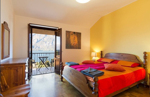 Limonta Casa | Villa cerca de Bellagio, con impresionantes vistas al lago, jardín y estacionamiento privado.