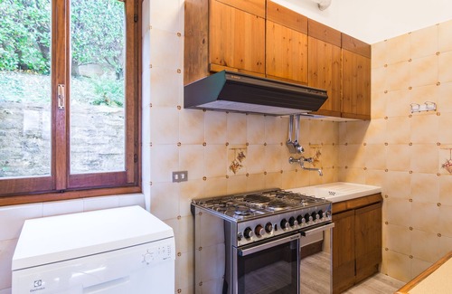 Limonta Casa | Villa cerca de Bellagio, con impresionantes vistas al lago, jardín y estacionamiento privado.