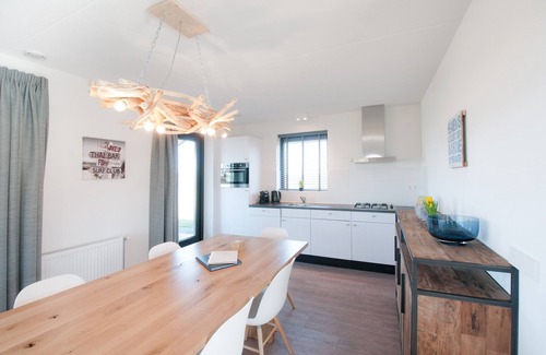 Tholen Casa | Villa junto al Agua con Diseño Único