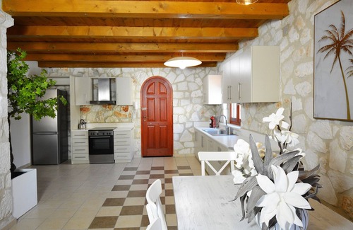 Akrotiri Villa | Villas Jootiq. ¡Combina el concepto tradicional de piedra con la comodidad suprema!