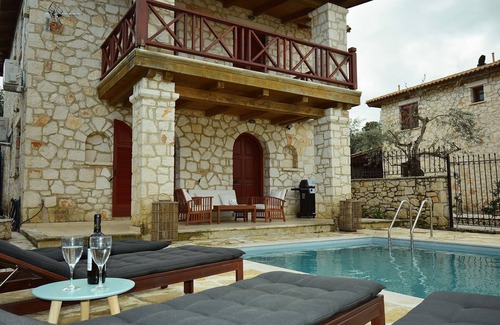 Akrotiri Villa | Villas Jootiq. ¡Combina el concepto tradicional de piedra con la comodidad suprema!