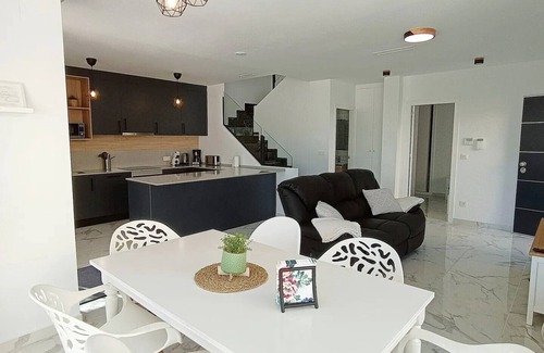 Los Montesinos Villa | Villa 'Neubauvilla Mit Pool Los Montesinos' con vistas al lago, Wi-Fi y aire acondicionado