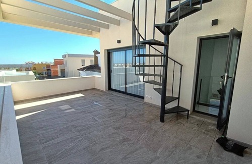 Los Montesinos Villa | Villa 'Neubauvilla Mit Pool Los Montesinos' con vistas al lago, Wi-Fi y aire acondicionado