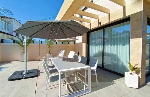 Los Montesinos Villa | Villa 'Neubauvilla Mit Pool Los Montesinos' con vistas al lago, Wi-Fi y aire acondicionado