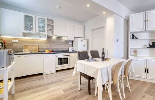 Ika Casa | Villa Nika by Interhome