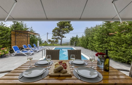 Omis Villa | Villa Nike es una villa nueva en la montaña con vistas al mar cerca de Split y Omis
